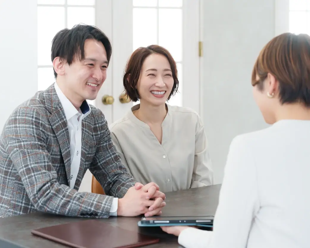 カップルが相談している写真